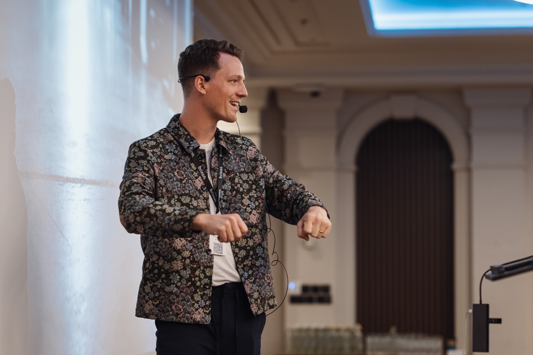Christoph Sauerborn auf der Bühne während einer KI-Keynote