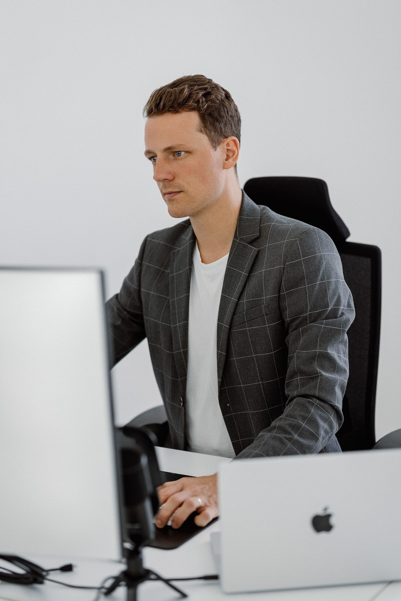 Steuerberatung am Schreibtisch: konzentrierte Arbeit an Belegen und Fristen
