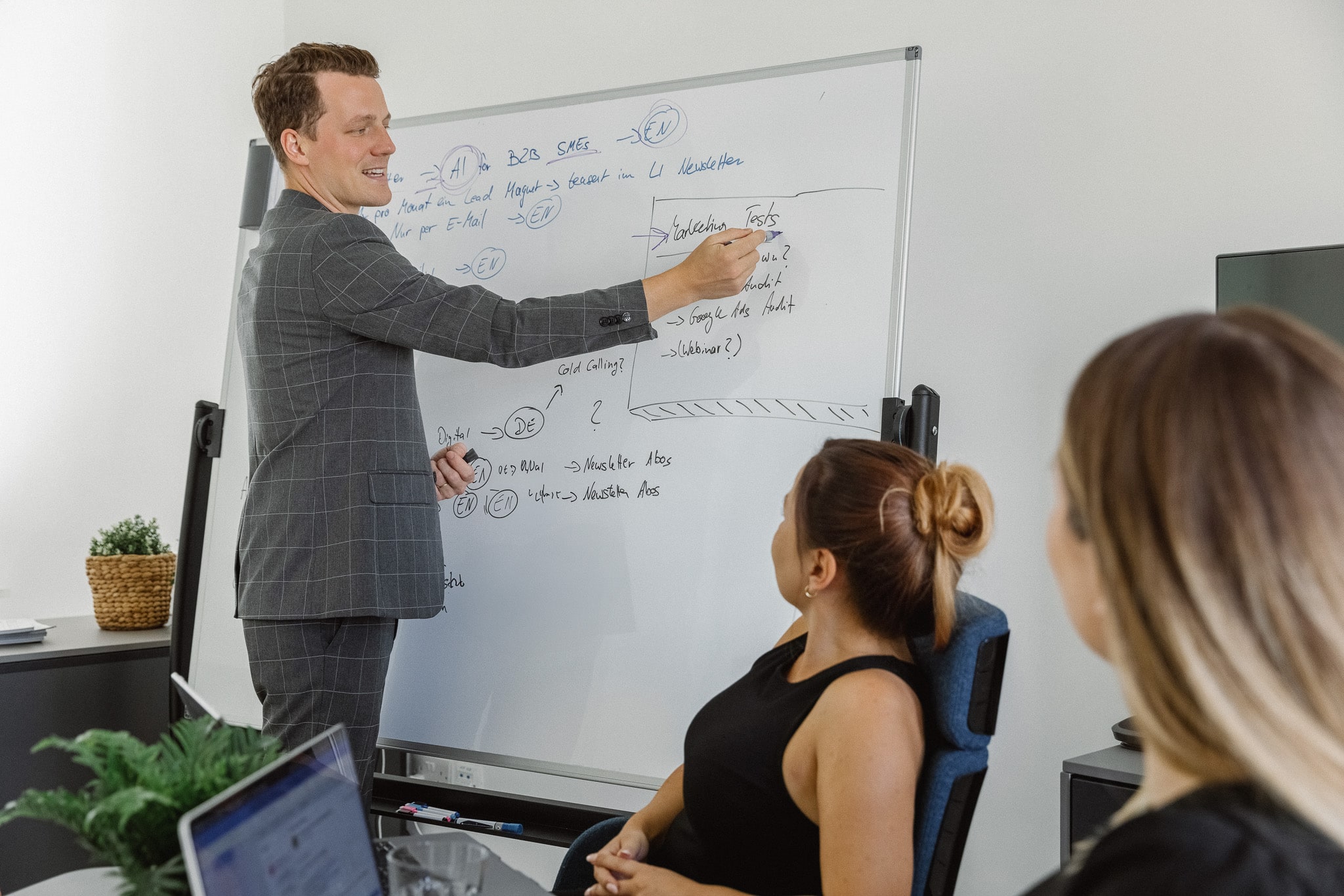 Christoph Sauerborn entwickelt ein KI-System am Whiteboard